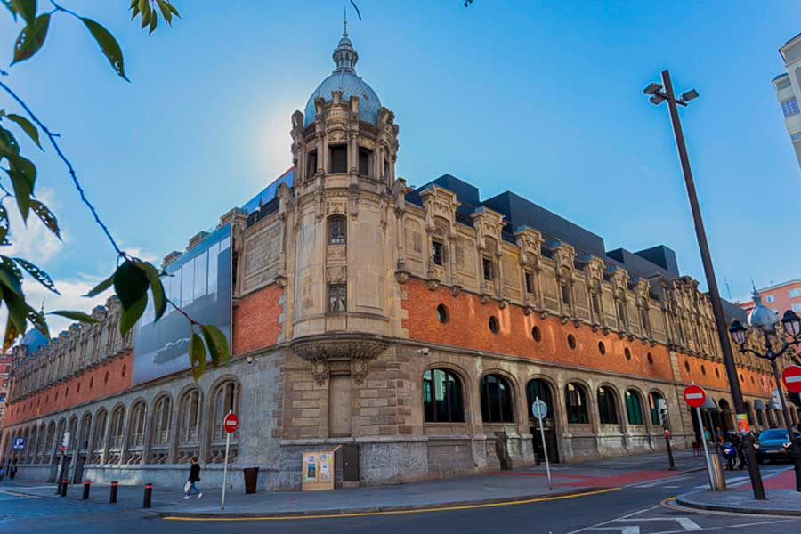 Fachada del Azkuna Zentroa, centro cultural en Bilbao, a 3 minutos del Hotel Photo Zabalburu