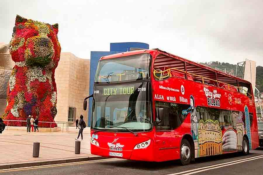 Autobús turístico de Bilbao frente al Museo Guggenheim, con paradas a menos de 10 minutos del Hotel Photo Zabalburu