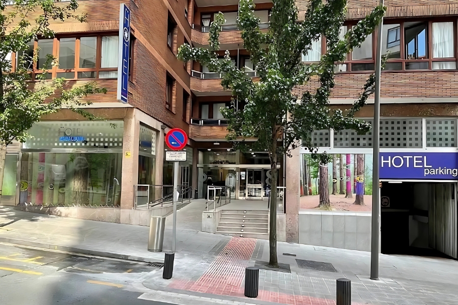 Entrada principal del Hotel Photo Zabalburu con acceso al parking privado en Bilbao