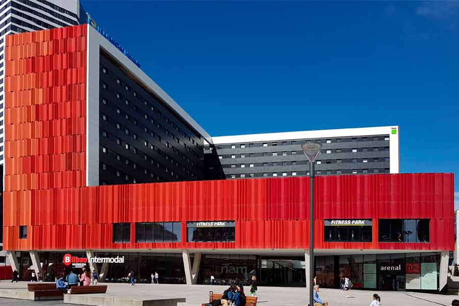 Fachada principal de la estación Bilbao Intermodal, próxima al Hotel Photo Zabalburu