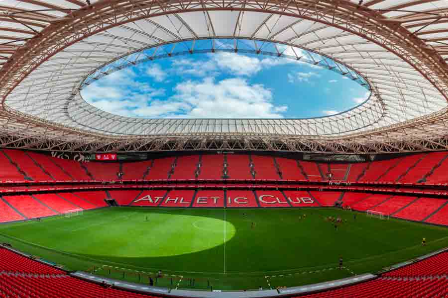 Interior del Estadio San Mamés en Bilbao, a 20 minutos caminando del Hotel Photo Zabalburu