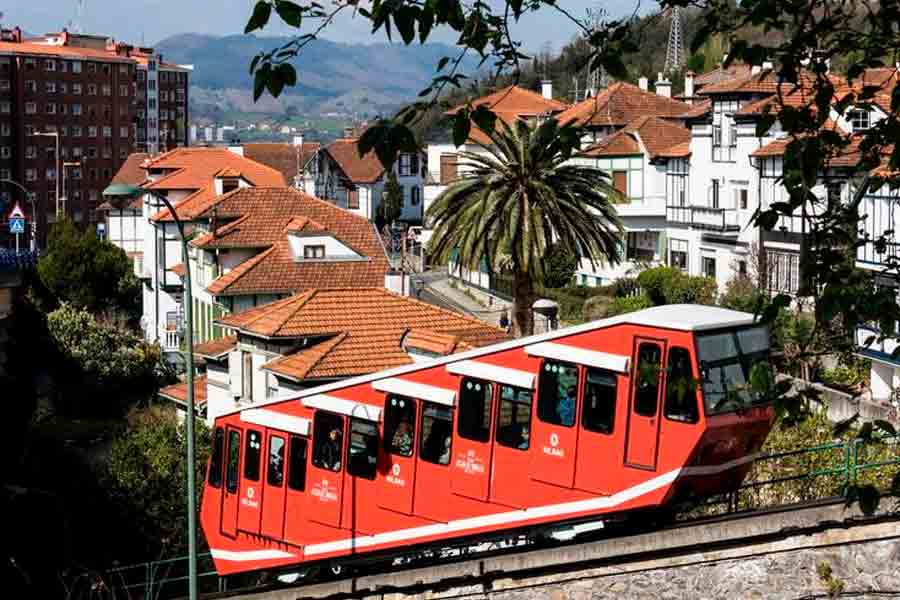 Funicular de Artxanda ascendiendo desde el centro de Bilbao, a 15 minutos del Hotel Photo Zabalburu