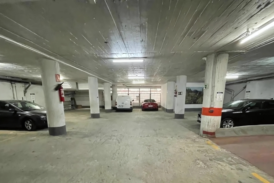 Interior del parking subterráneo privado del Hotel Photo Zabalburu en Bilbao