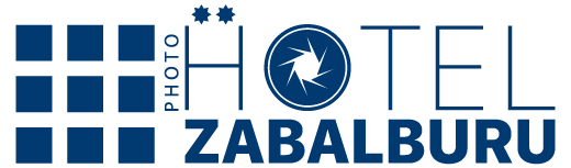 Logotipo del Hotel Photo Zabalburu con estrellas, tipografía moderna y símbolo fotográfico
