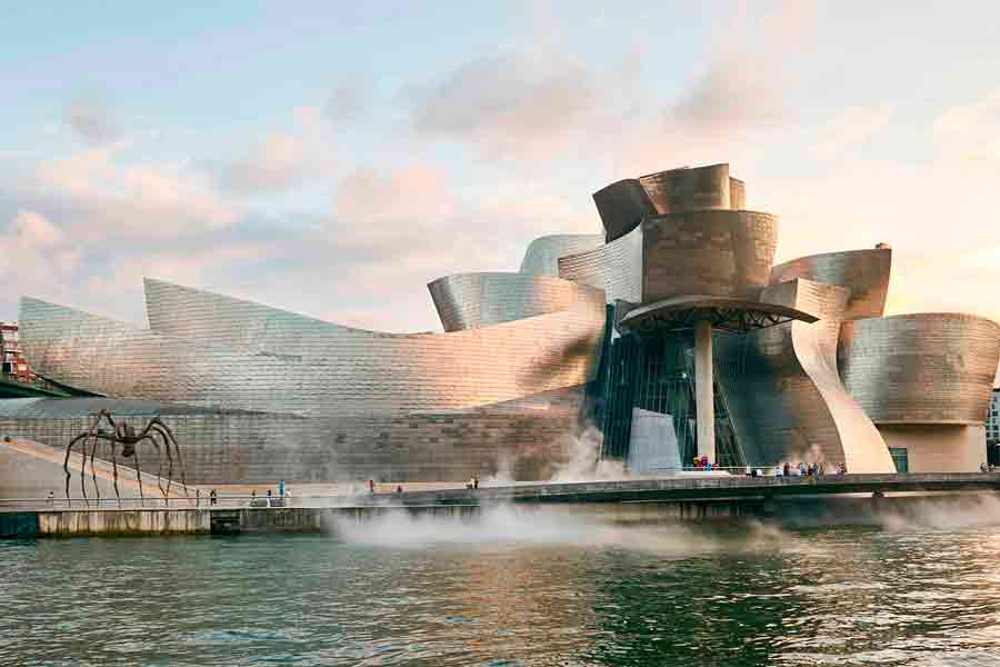 Fachada del Museo Guggenheim Bilbao junto a la escultura Maman, a 20 minutos caminando del Hotel Photo Zabalburu