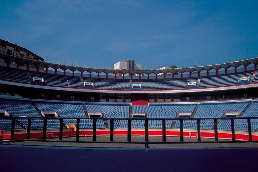 Vista interior de la Plaza de Toros de Vista Alegre, a un minuto del Hotel Photo Zabalburu en Bilbao