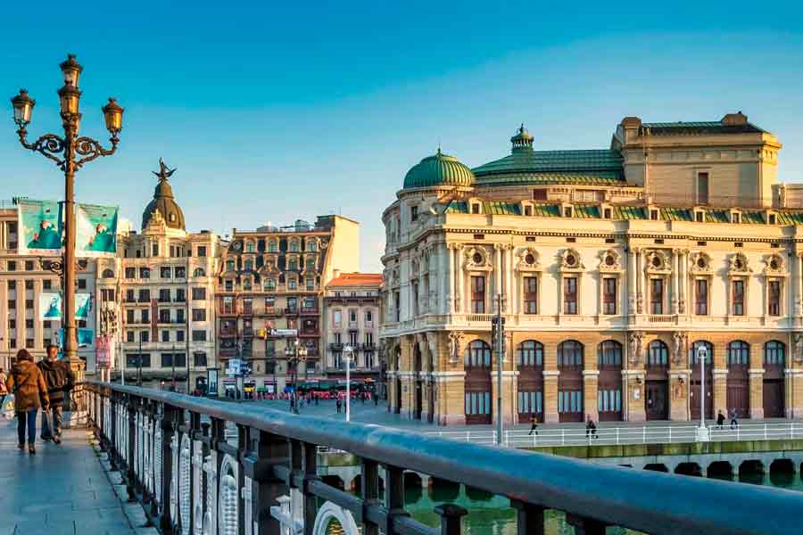 Vista del Teatro Arriaga y acceso al Casco Viejo de Bilbao, a 10 minutos del Hotel Photo Zabalburu