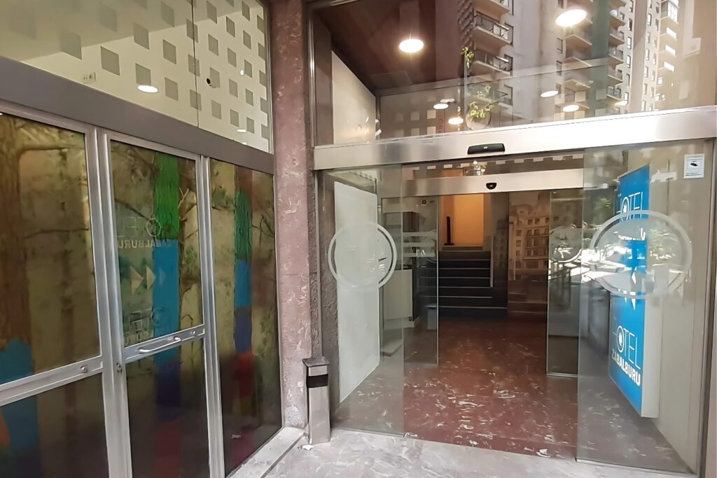 Acceso exterior del Hotel Photo Zabalburu con rampa accesible y fachada moderna en Bilbao