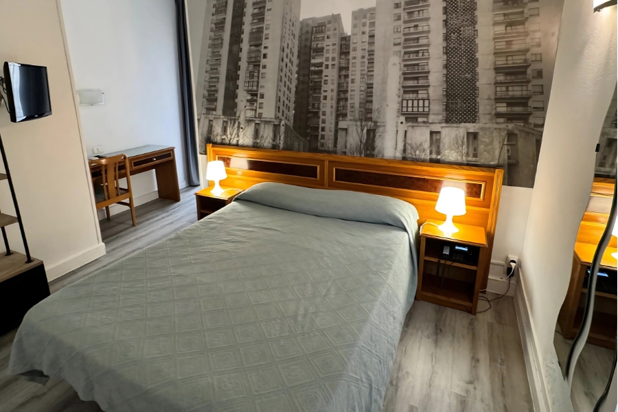 Habitación doble con cama grande, escritorio y luz natural en el Hotel Photo Zabalburu de Bilbao