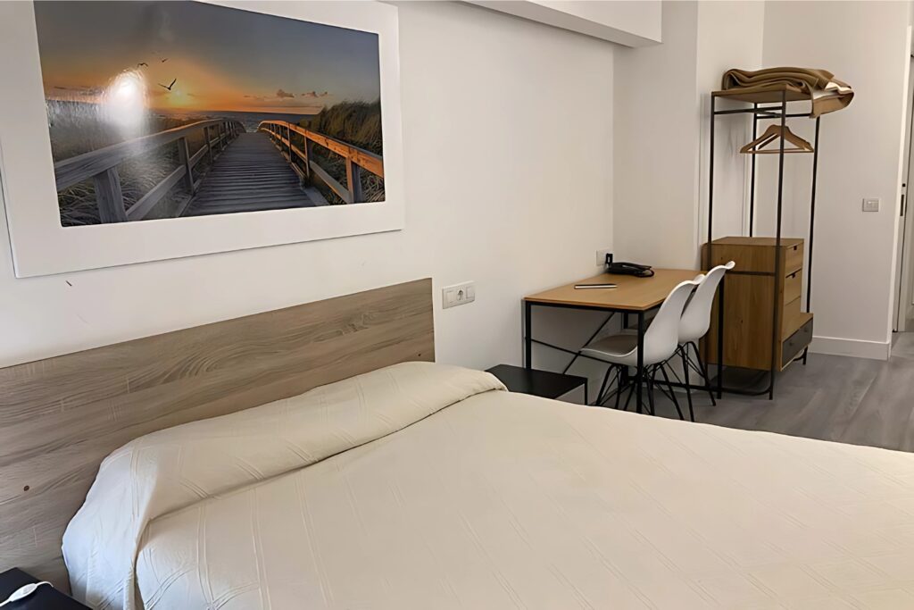 Habitación doble superior del Hotel Photo Zabalburu con cama grande, escritorio y decoración moderna